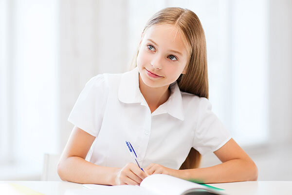 Девочка учится писать на онлайн курсу каллиграфии